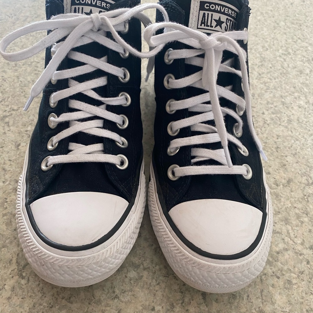 Women’s size 7 converse